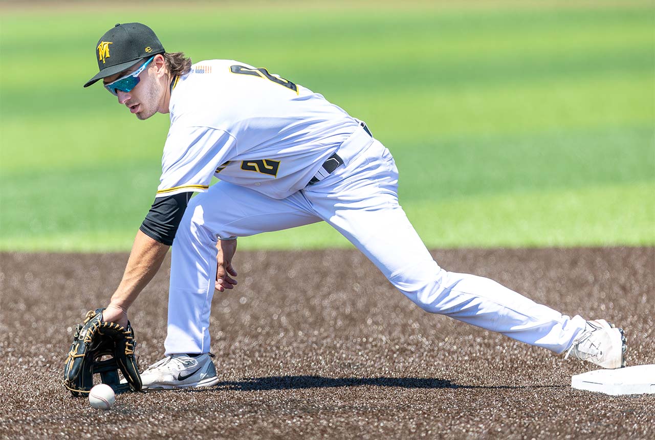 Hunter D'Amato fielding (photo by Phil Hoops)