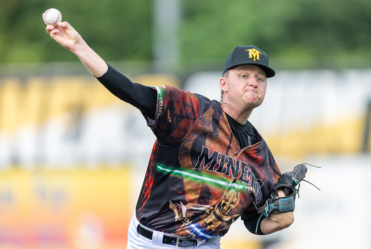 Kellen Brothers pitching (photo by Phil Hoops)